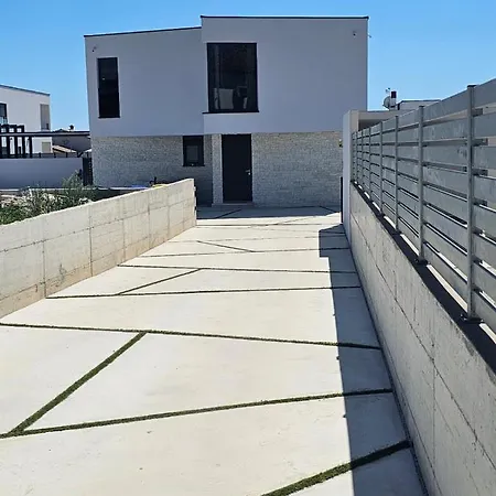 Mi - Modern With Swimming Pool Pula